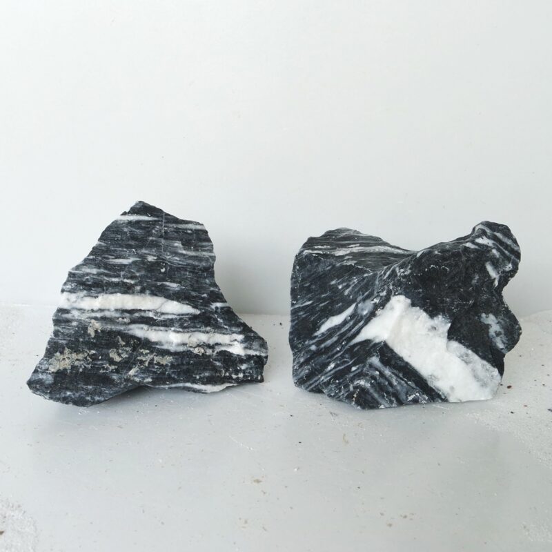 [BOX OF 7 PCS] Black & White Aurum Rock Medium 18-23cm