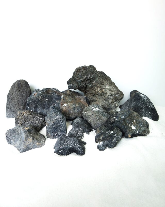 [BOX OF 17 PCS] Magic Volcano Rock/Black Small 12-18cm